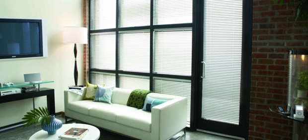 Metal wide blinds in a sitting room